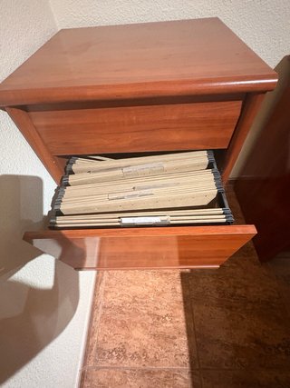 Escritorio de madera en L y estantería