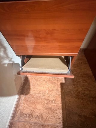 Escritorio de madera en L y estantería