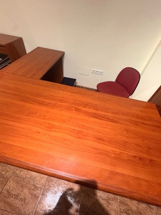Escritorio de madera en L y estantería