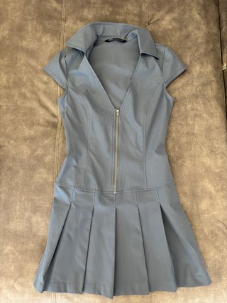 Vestido azul con cremallera y falda plisada