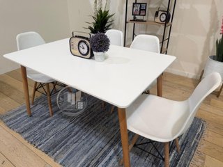 Mesa con 4 sillas nuevas de fábrica