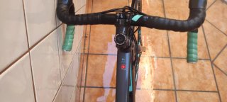 Bicicleta de carretera gris y verde