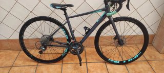 Bicicleta de carretera gris y verde