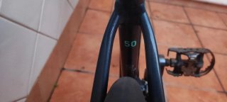 Bicicleta de carretera gris y verde