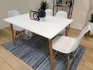 Mesa con 4 sillas nuevas de fábrica