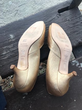 Zapatos Sacha London Dorados Peep Toe Tacón