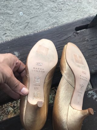 Zapatos Sacha London Dorados Peep Toe Tacón
