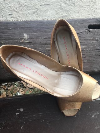 Zapatos Sacha London Dorados Peep Toe Tacón