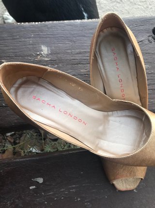 Zapatos Sacha London Dorados Peep Toe Tacón