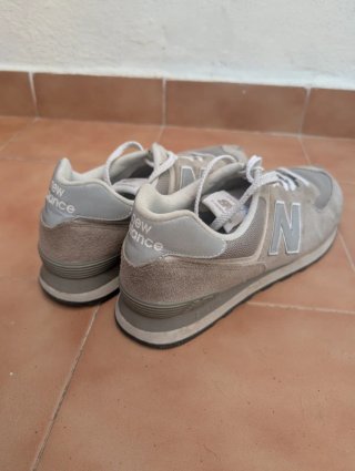 Zapatillas New Balance grises y blancas