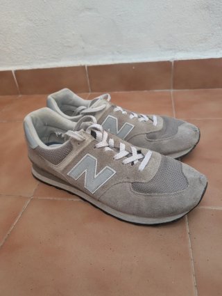 Zapatillas New Balance grises y blancas