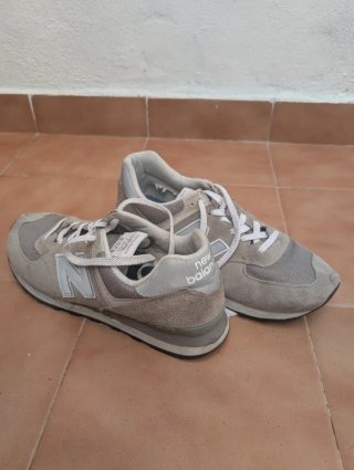 Zapatillas New Balance grises y blancas