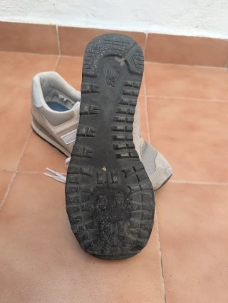 Zapatillas New Balance grises y blancas