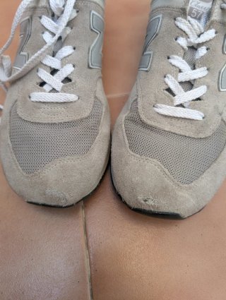 Zapatillas New Balance grises y blancas