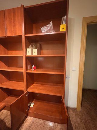 Estantería de madera marrón