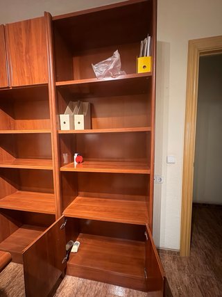 Estantería de madera marrón