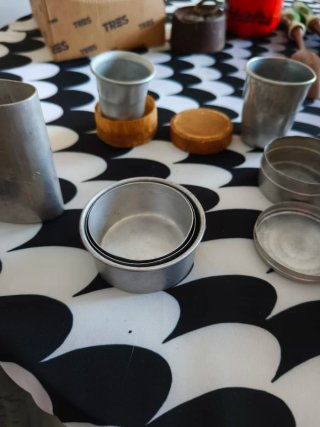 Vasos y petacas metálicas para camping antiguos
