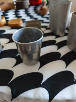 Vasos y petacas metálicas para camping antiguos
