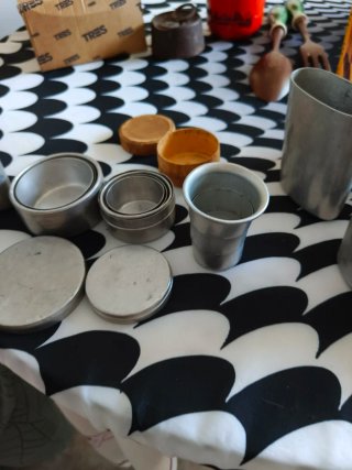 Vasos y petacas metálicas para camping antiguos