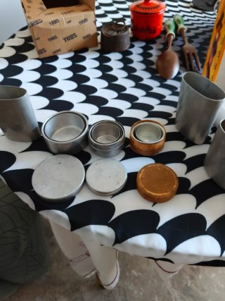 Vasos y petacas metálicas para camping antiguos