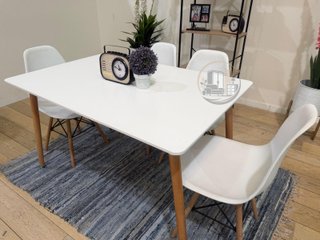 Mesa con 4 sillas nuevas de fábrica
