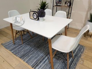 Mesa con 4 sillas nuevas de fábrica
