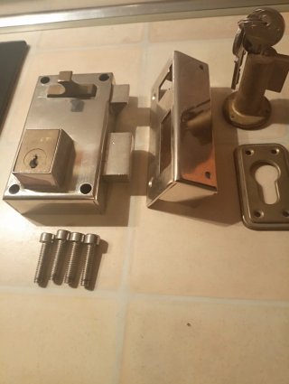 Cerradura para puerta con resbalón superficie crom