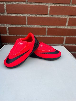 Botas fútbol multitaco. Talla 25. CR7