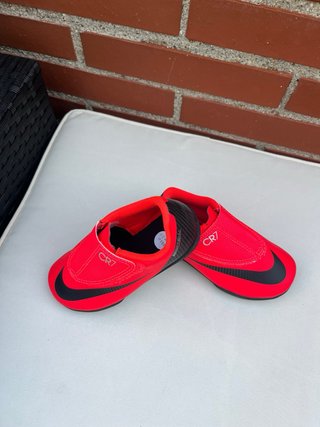 Botas fútbol multitaco. Talla 25. CR7