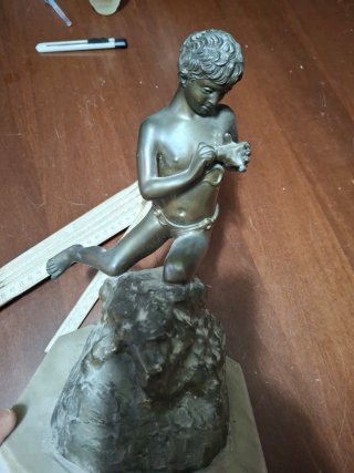 Statuetta ragazzo in bachelite