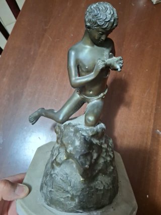 Statuetta ragazzo in bachelite