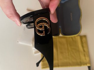 Gafas de sol Gucci negras y doradas