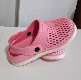 Zuecos rosas para niña