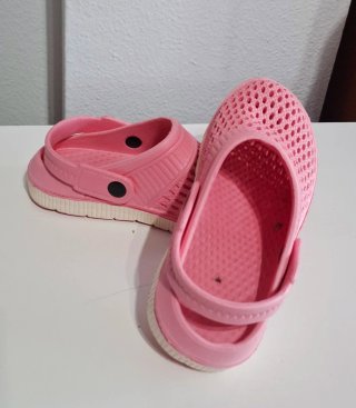 Zuecos rosas para niña