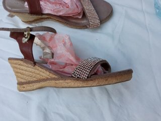 Sandalias doradas con pedrería.