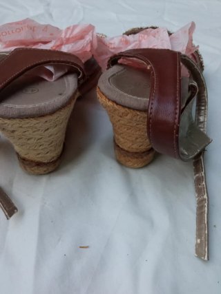 Sandalias doradas con pedrería.