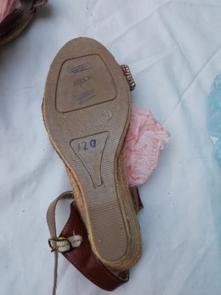 Sandalias doradas con pedrería.