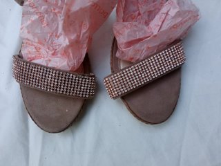 Sandalias doradas con pedrería.