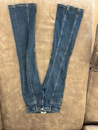 Pantalón tejano flare con detalle de estrellas