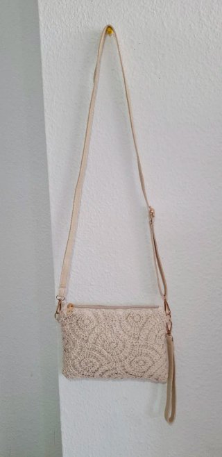 Bolso de mano tejido beige con correa