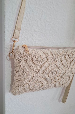 Bolso de mano tejido beige con correa