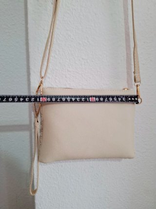 Bolso de mano tejido beige con correa