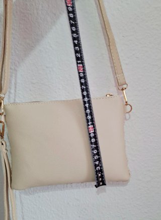 Bolso de mano tejido beige con correa