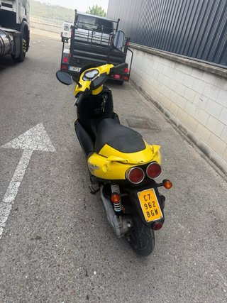 Aprilia 50sr Amarillo Scooter