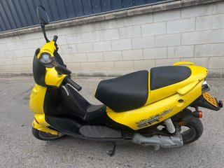 Aprilia 50sr Amarillo Scooter