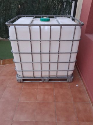 Depósito de agua IBC 1000L con jaula