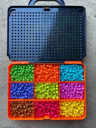 Juego de mesa infantil con clavijas