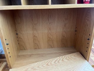 Estantería de madera con compartimentos