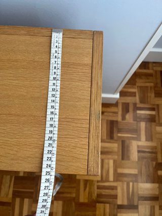 Estantería de madera con compartimentos