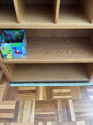Estantería de madera con compartimentos